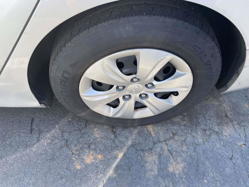 Used 2016 Hyundai Elantra SE FWD image 17