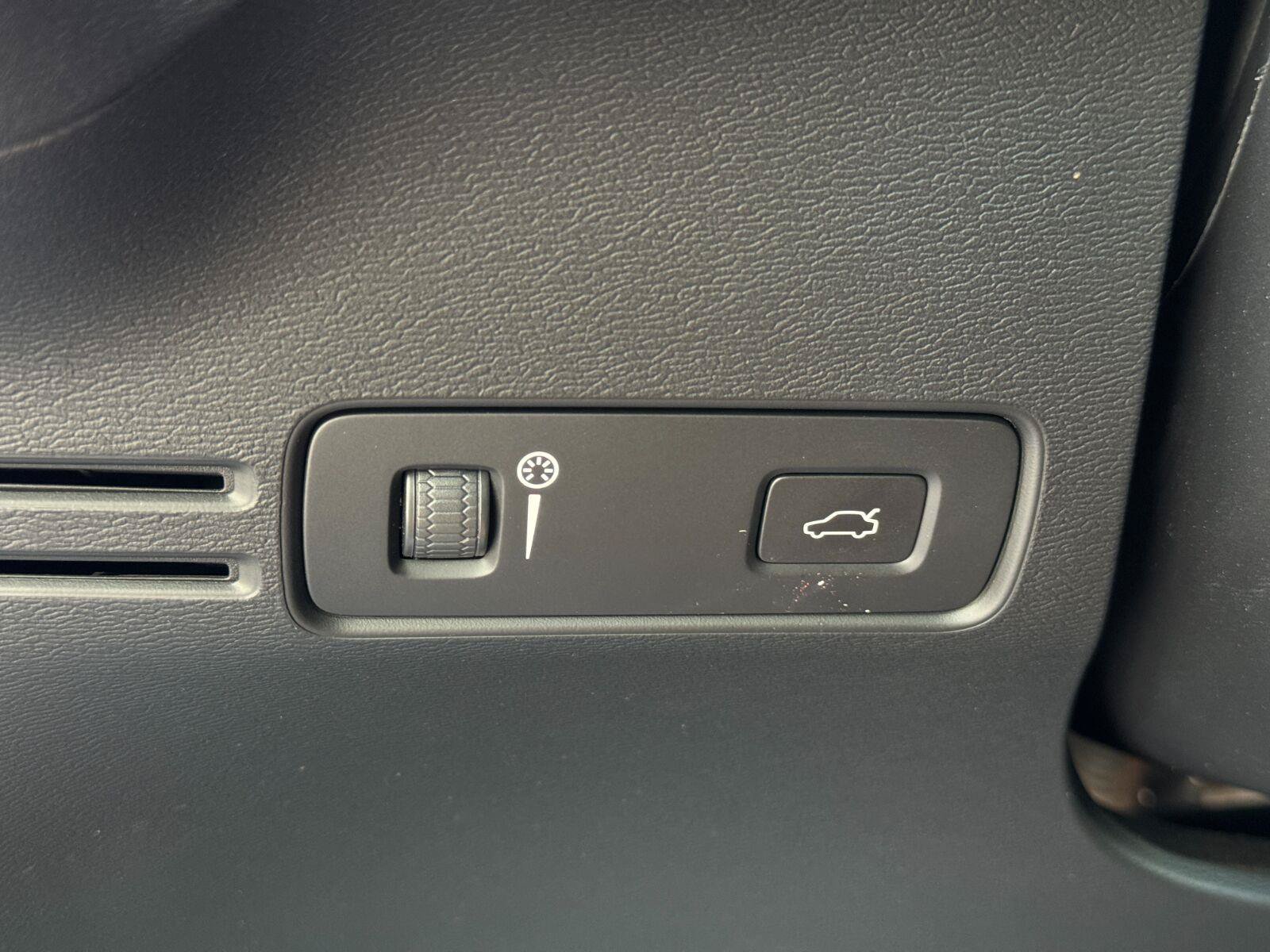 Used 2021 Volvo XC40 P8 Recharge w/ Advanced Package AWD/4WD image 19