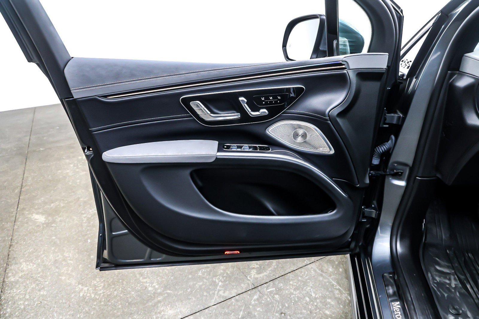 Used 2023 Mercedes-Benz EQS 450+ 4MATIC SUV w/ Exclusive Trim Package image 20