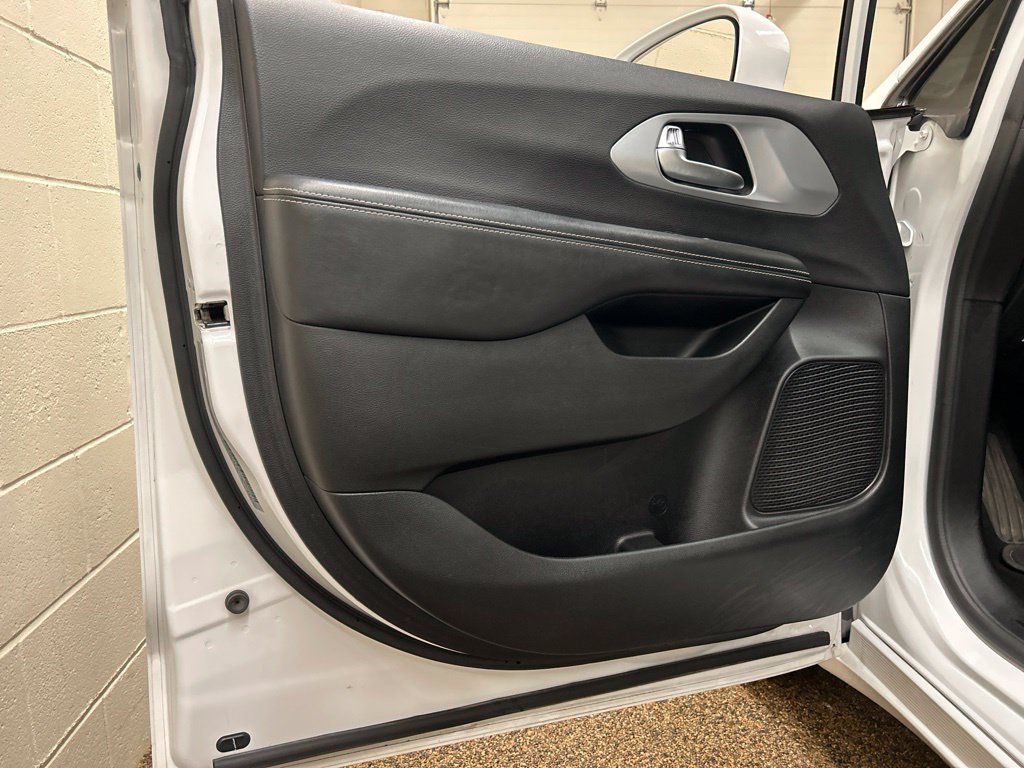 Used 2019 Chrysler Pacifica Touring Plus w/ S Appearance Package FWD image 15