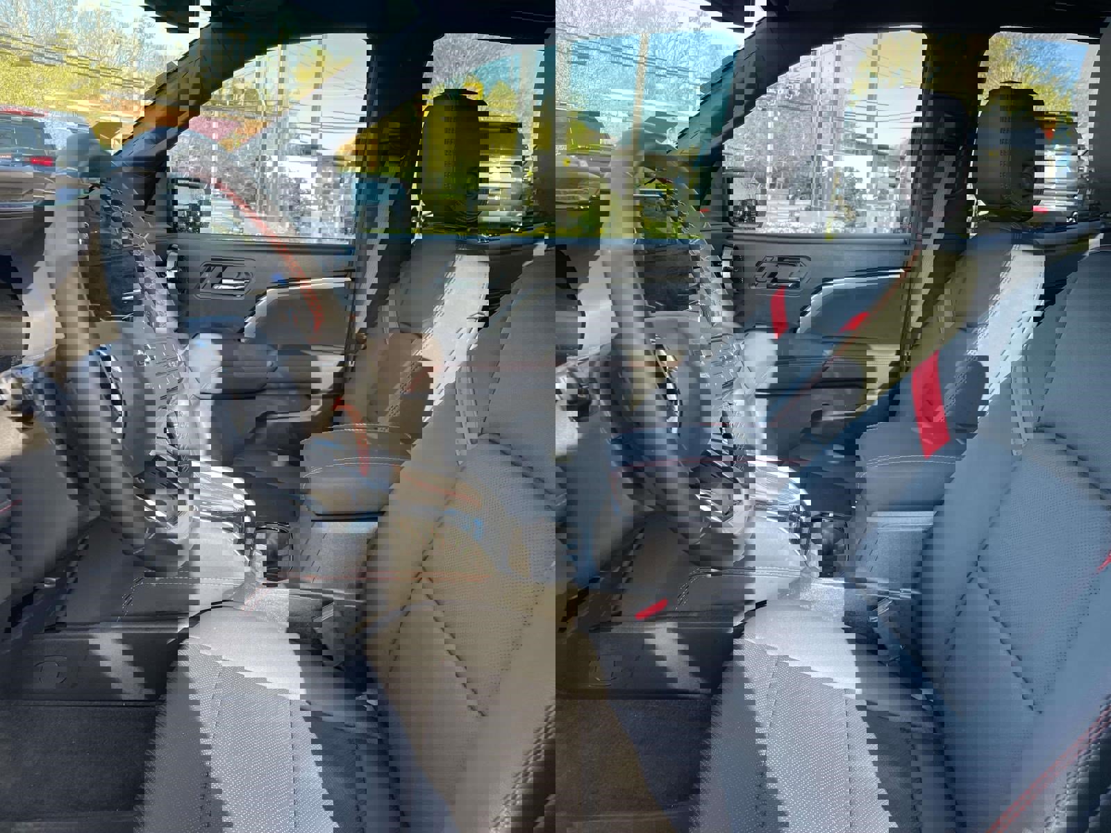 Used 2025 Chevrolet Colorado Z71 w/ Technology Package image 16