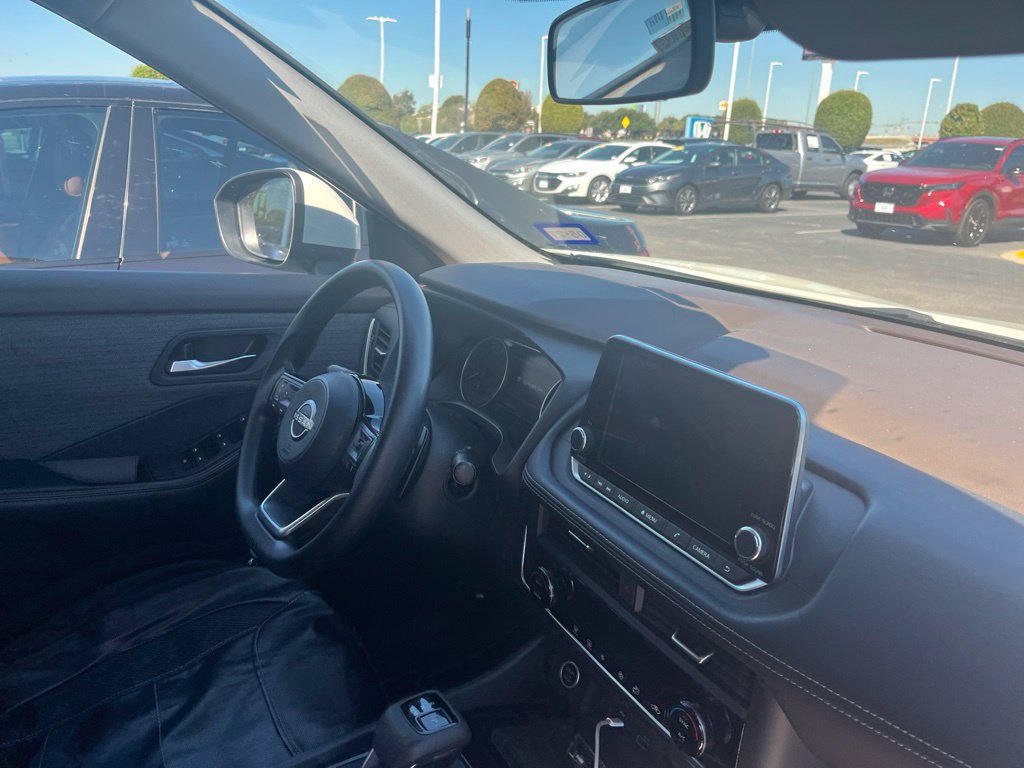 Used 2023 Nissan Rogue SV FWD image 4