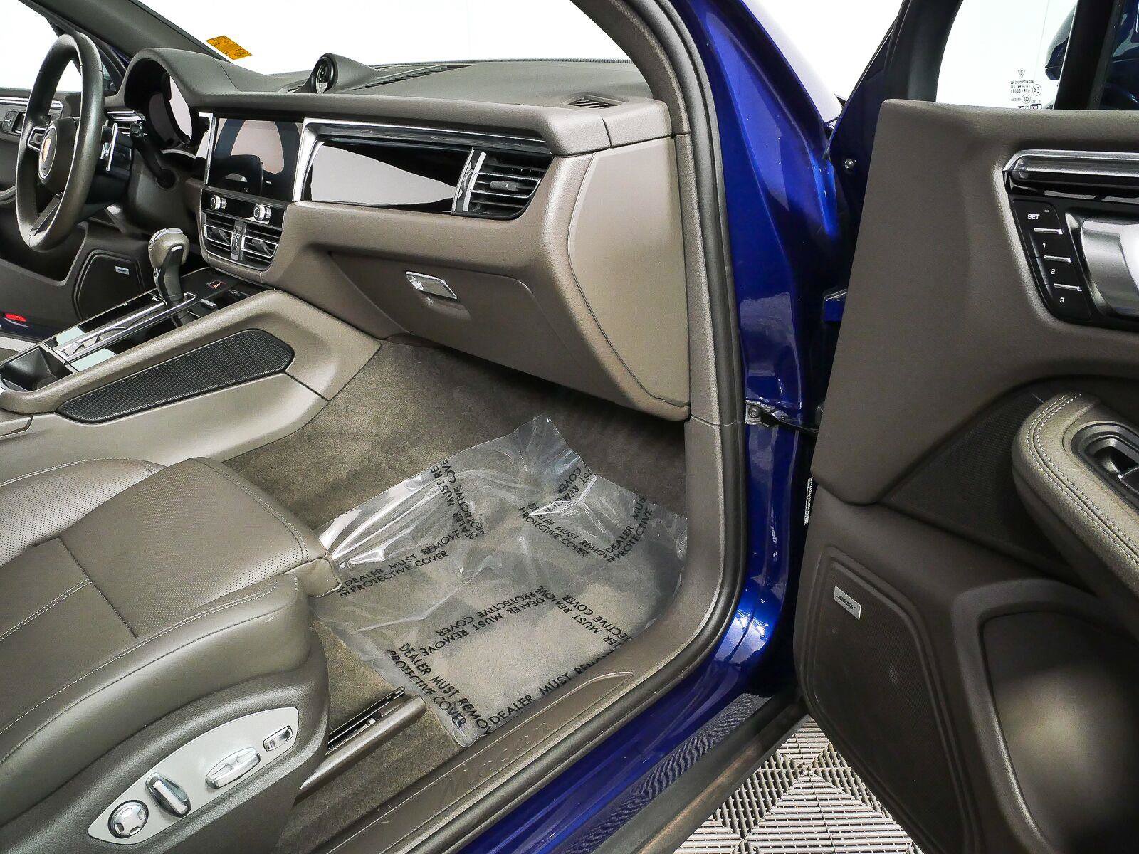 Used 2025 Porsche Macan Turbo AWD/4WD image 28