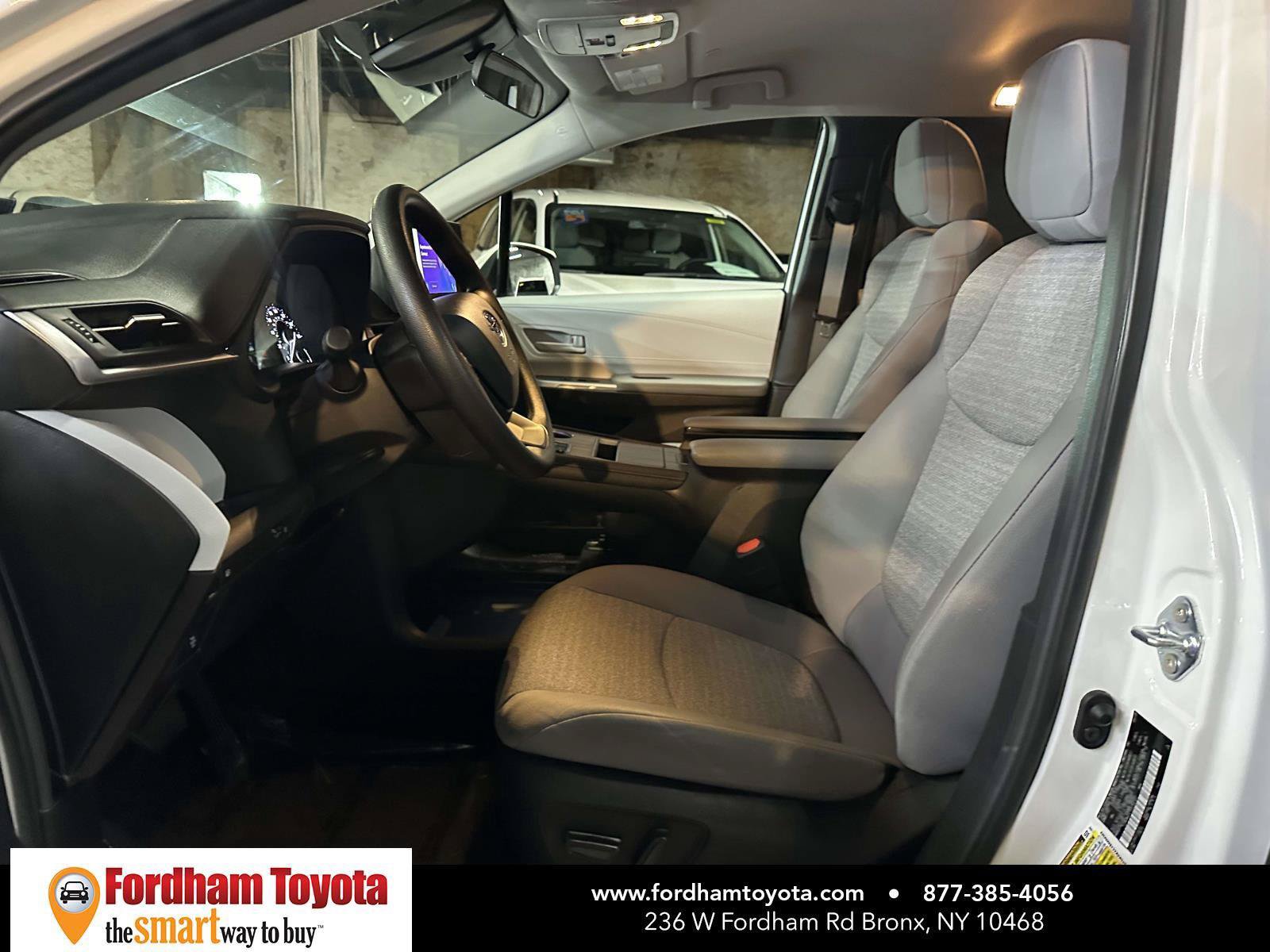 Used 2025 Toyota Sienna LE FWD image 15