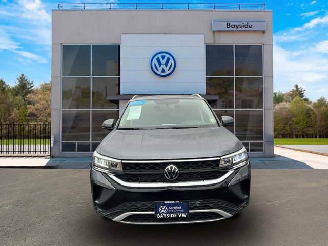 Certified 2022 Volkswagen Taos SE image 2