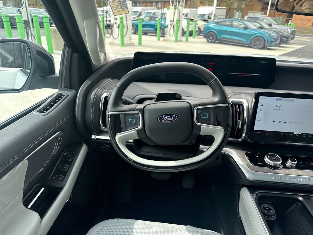 Used 2025 Ford Expedition Max Platinum w/ Platinum Ultimate Package AWD/4WD image 32