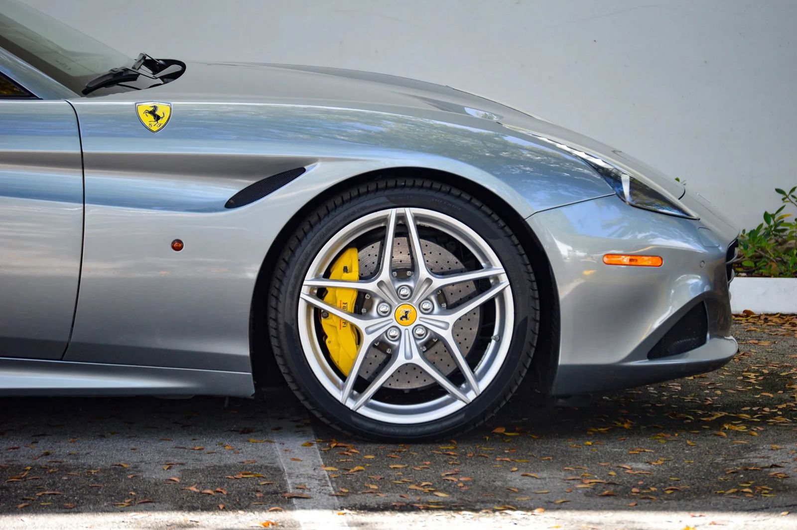 Used 2015 Ferrari California T RWD image 25