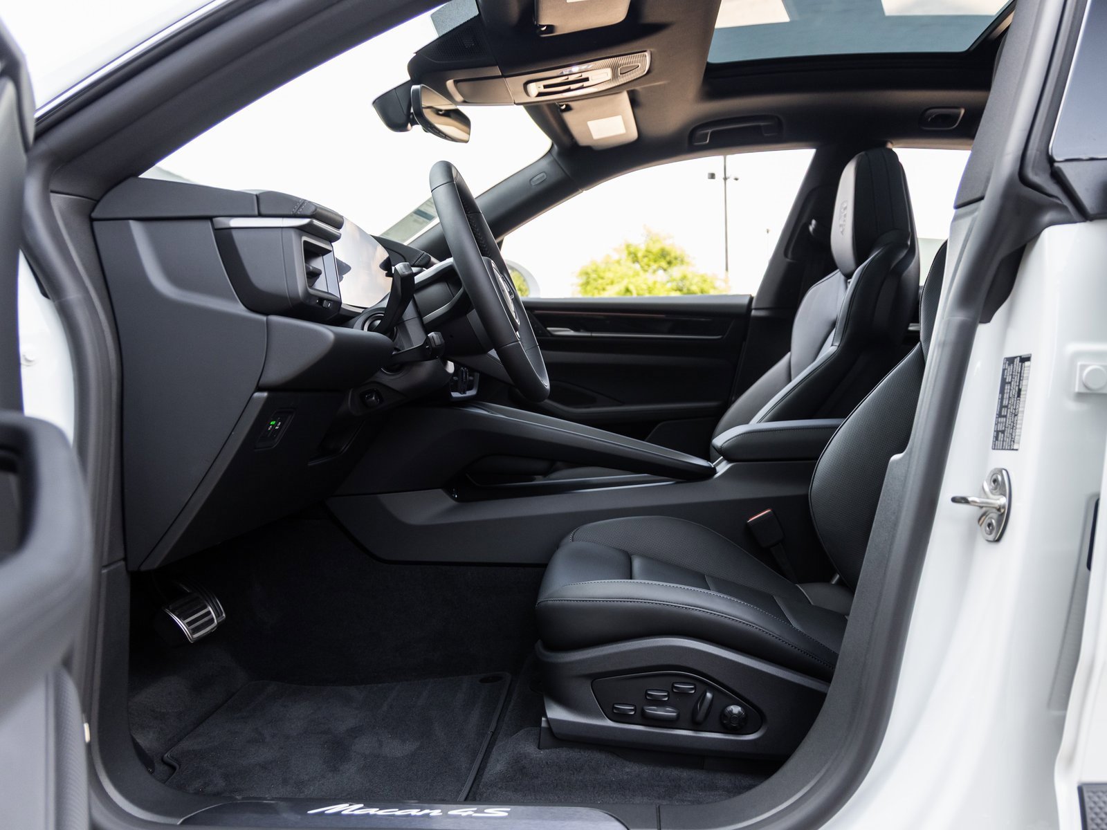 Used 2025 Porsche Macan 4S Electric image 23