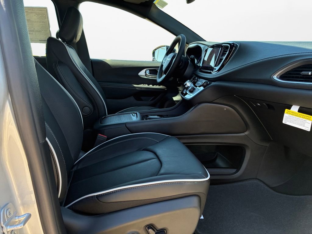 New 2026 Chrysler Pacifica Limited FWD image 24