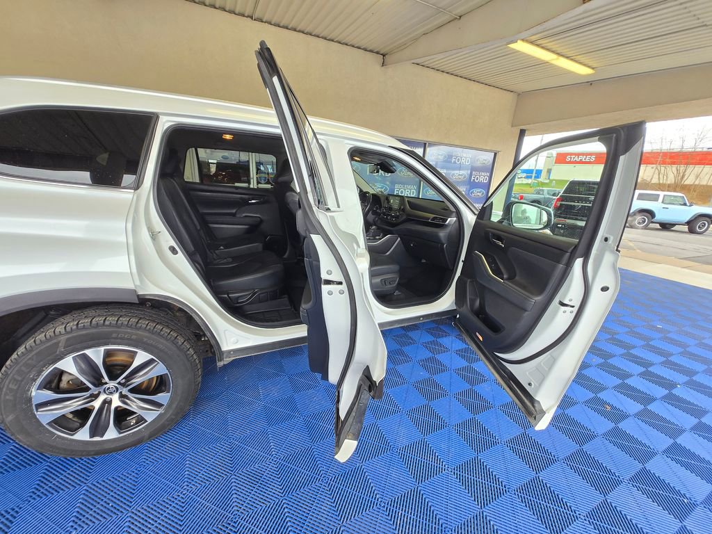 Used 2022 Toyota Highlander XLE image 32