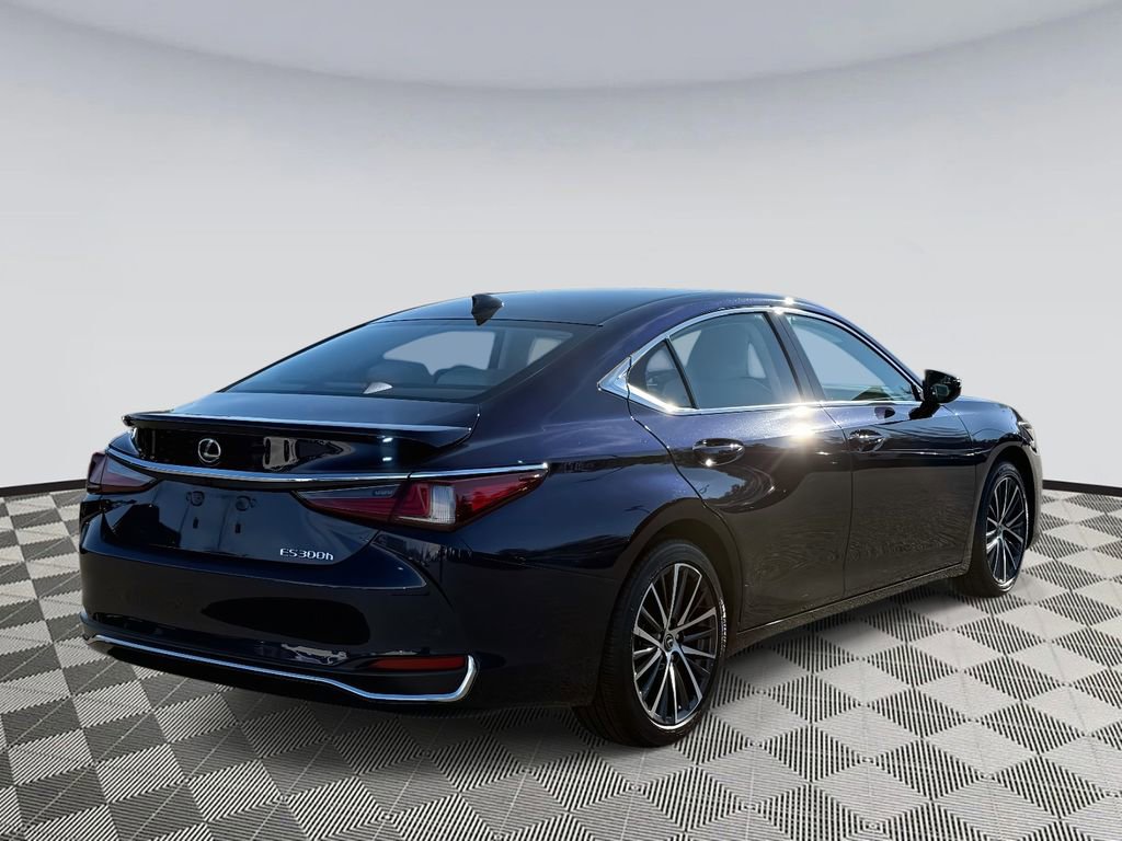 Used 2025 Lexus ES 300h w/ Premium Package image 2