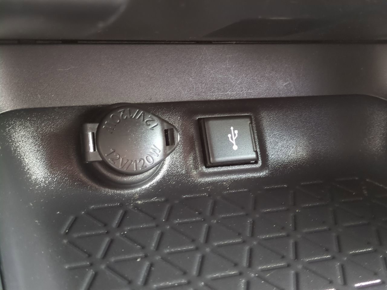Used 2020 Toyota RAV4 LE FWD image 21