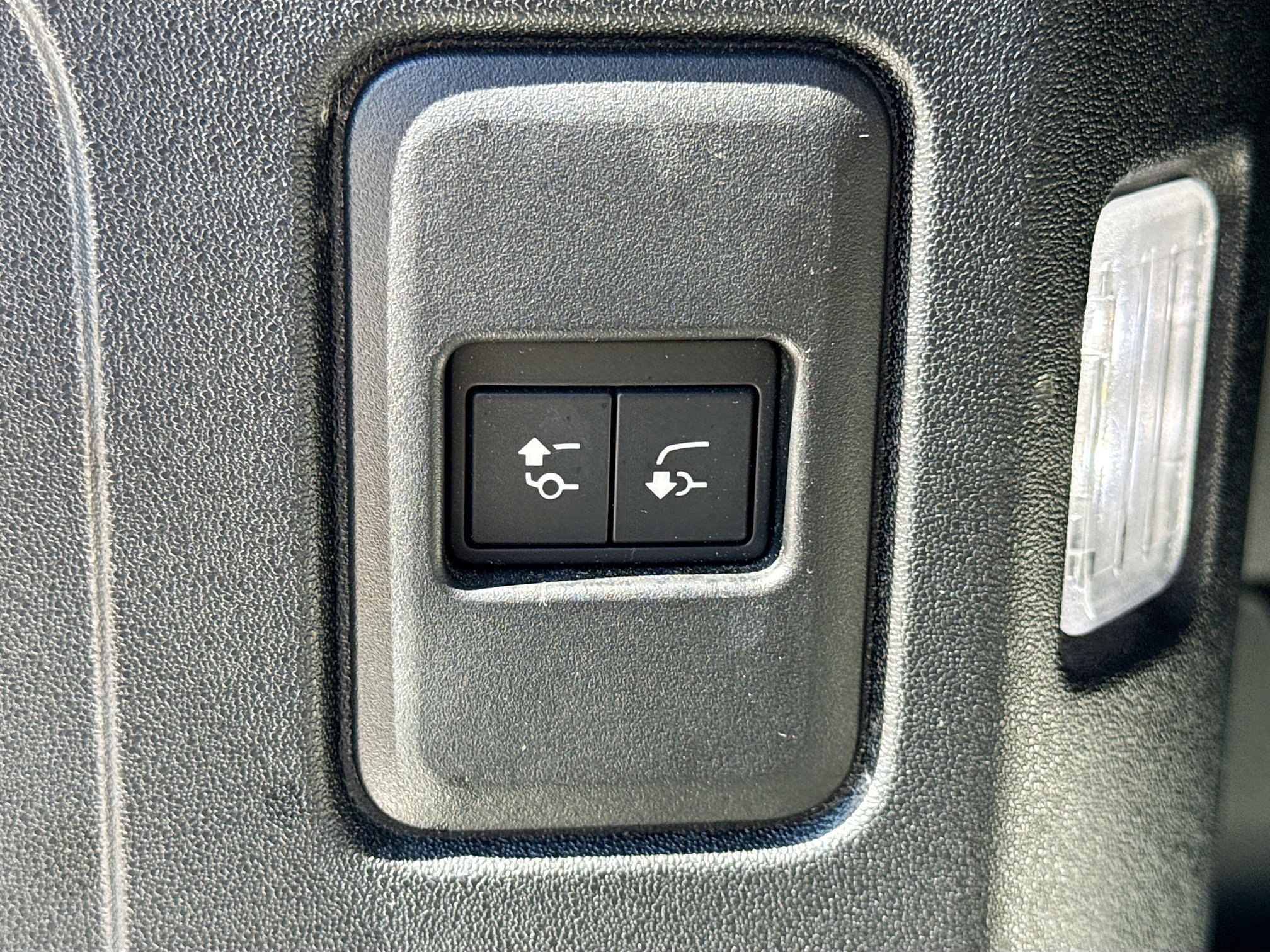 Used 2021 Land Rover Defender 90 First Edition image 13