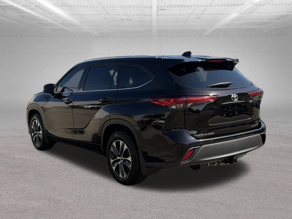 Used 2021 Toyota Highlander XLE AWD/4WD image 3