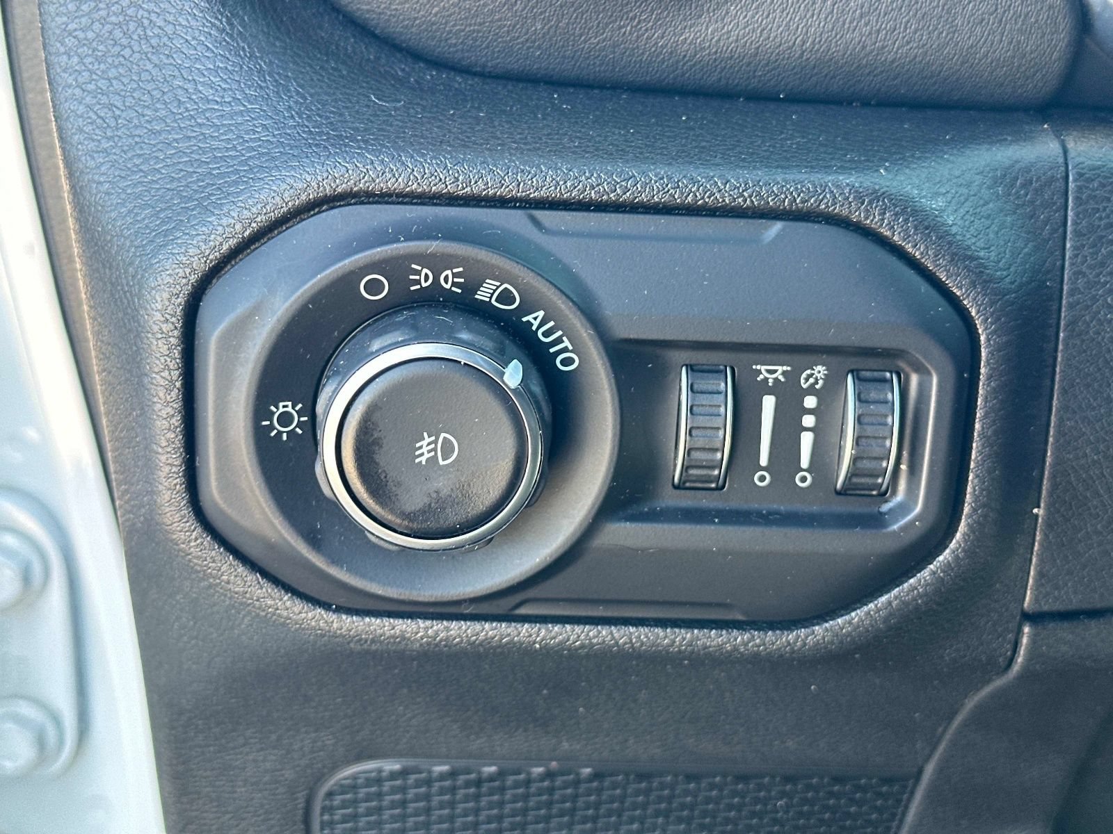 Used 2019 Jeep Wrangler Unlimited Sahara AWD/4WD image 26