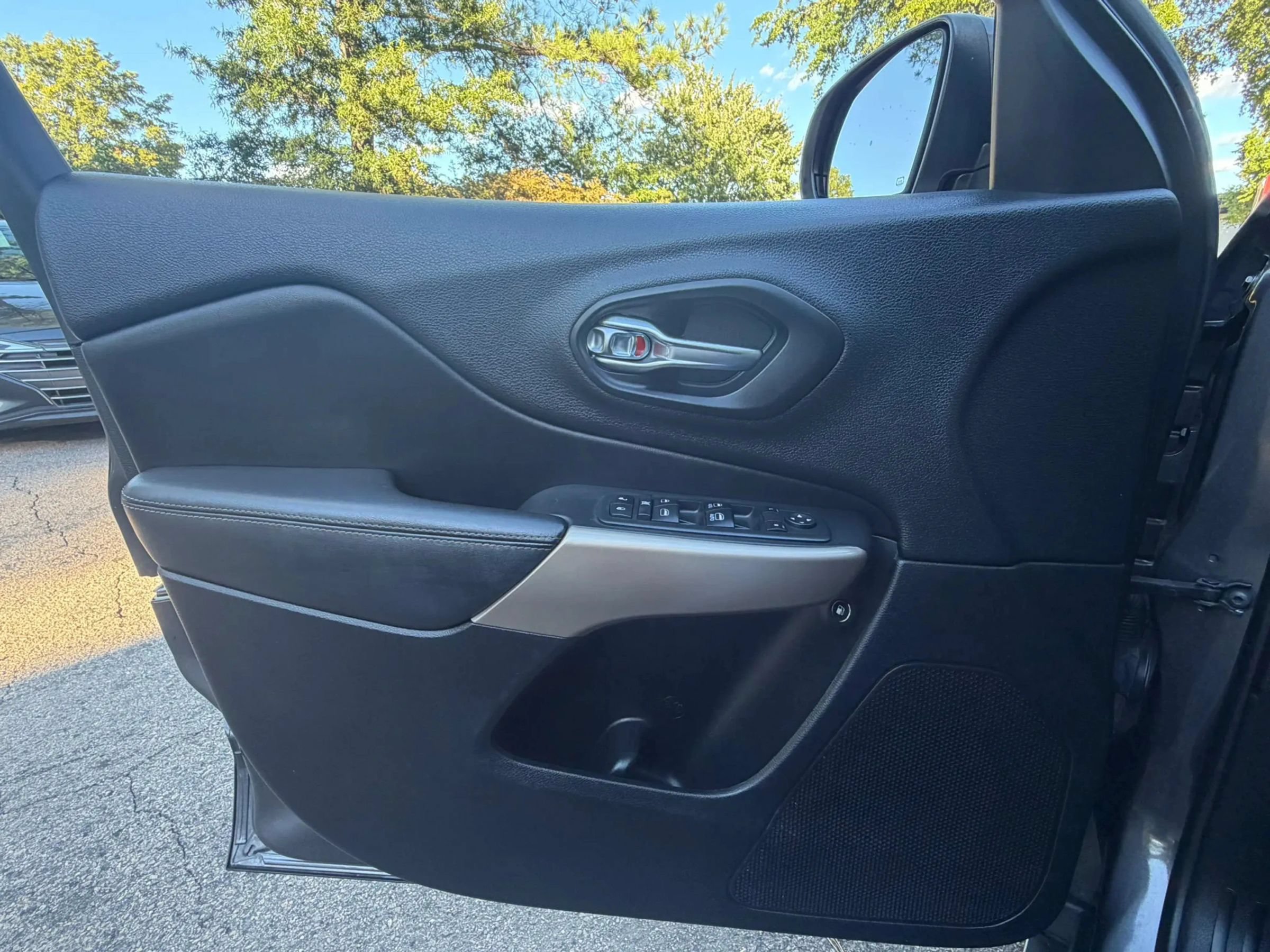 Used 2017 Jeep Cherokee Limited FWD image 29