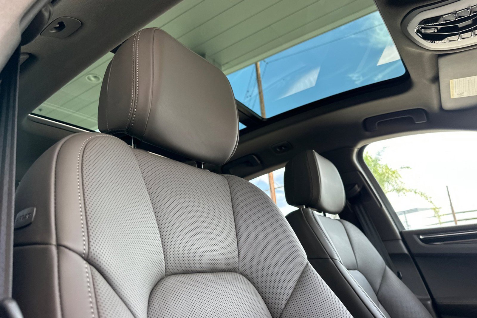 Certified 2026 Porsche Macan AWD/4WD image 17