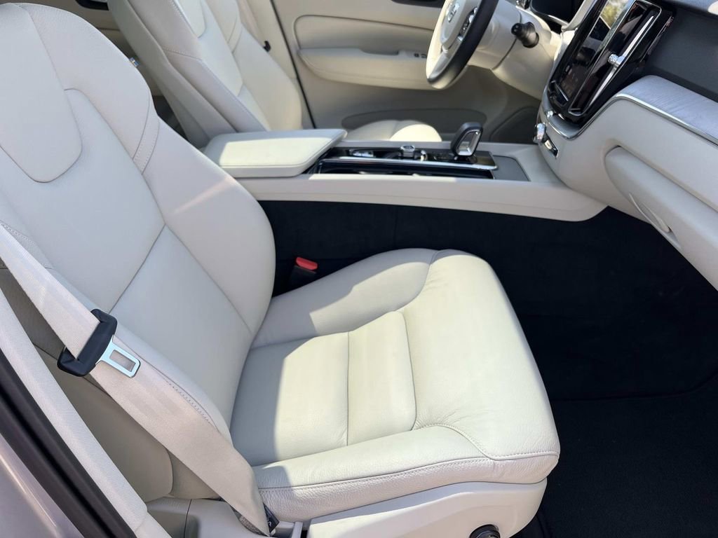 Certified 2025 Volvo XC60 T8 Plus w/ Protection Package Premier image 23