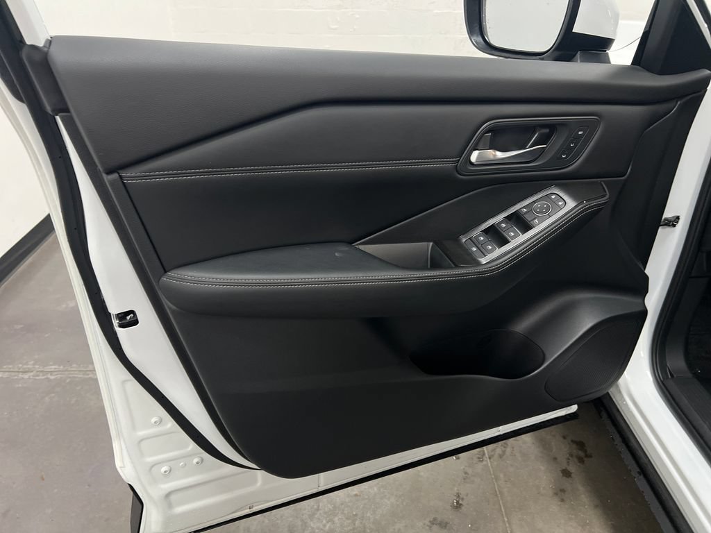 Used 2025 Nissan Rogue SL w/ SL Premium Package FWD image 13
