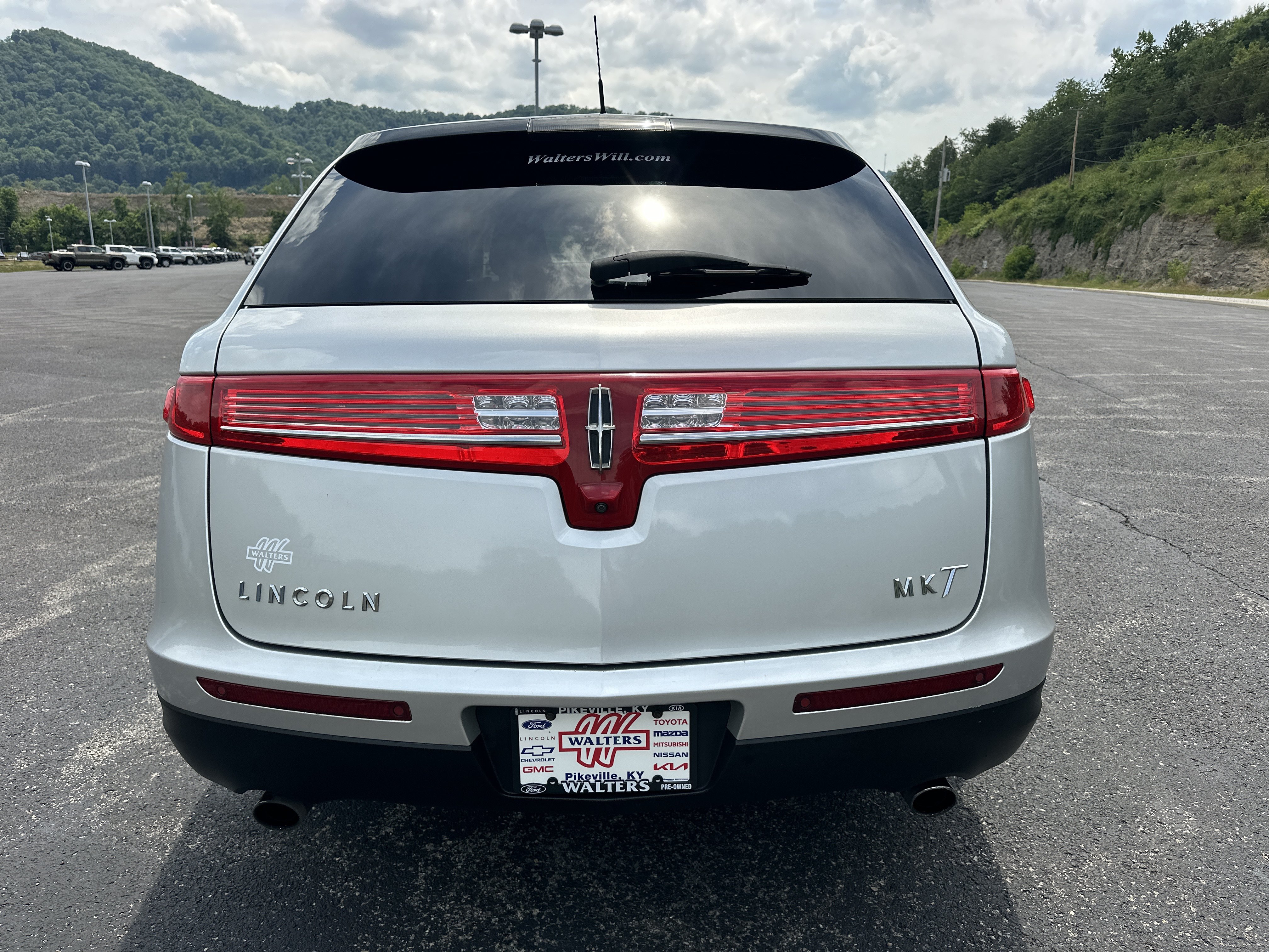 Used 2019 Lincoln MKT AWD image 3