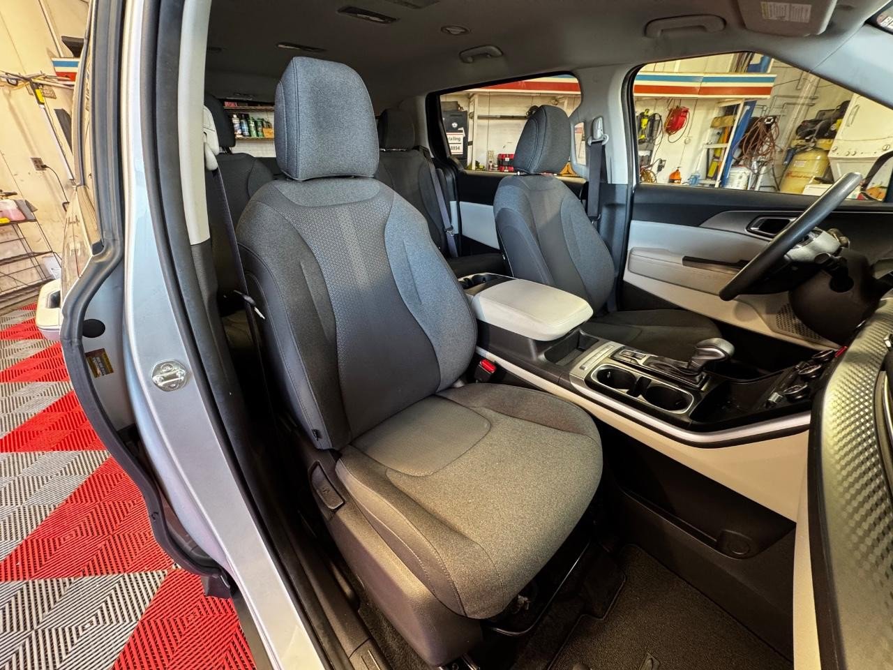 Used 2023 Kia Carnival LX FWD image 9