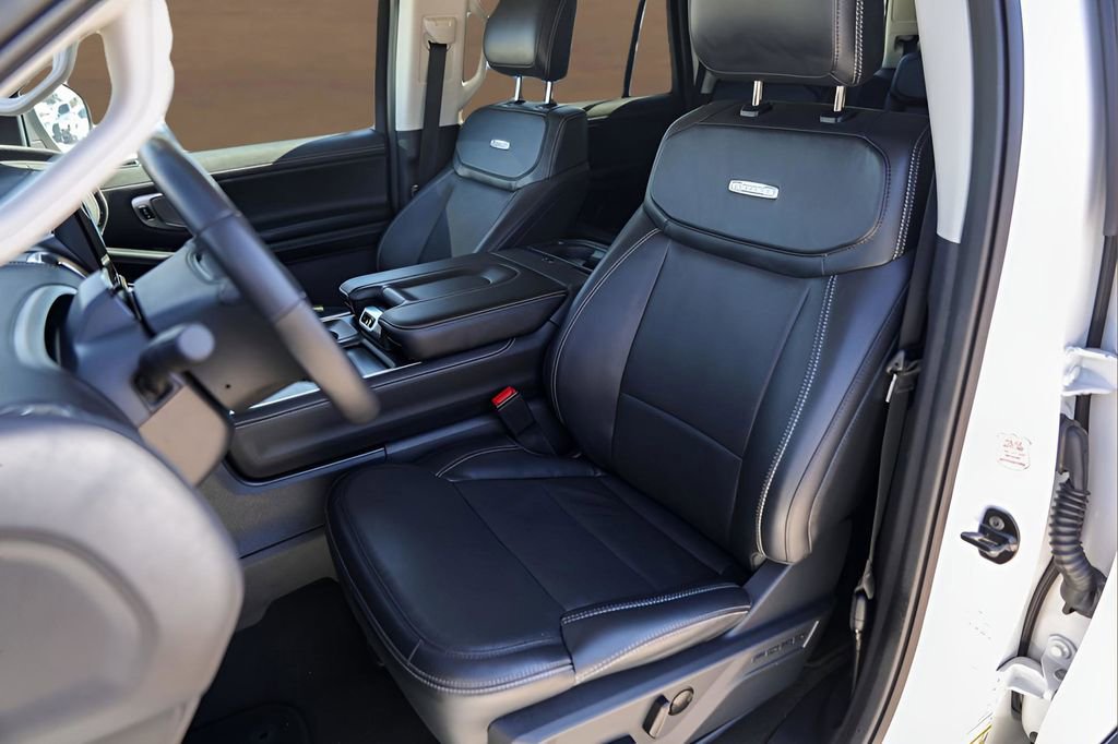 Used 2025 Ford Expedition Platinum image 7
