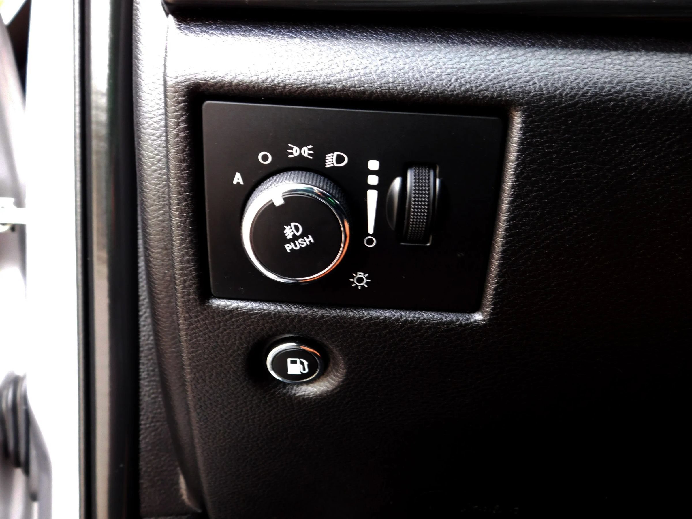 Used 2020 Jeep Grand Cherokee Altitude AWD/4WD image 29