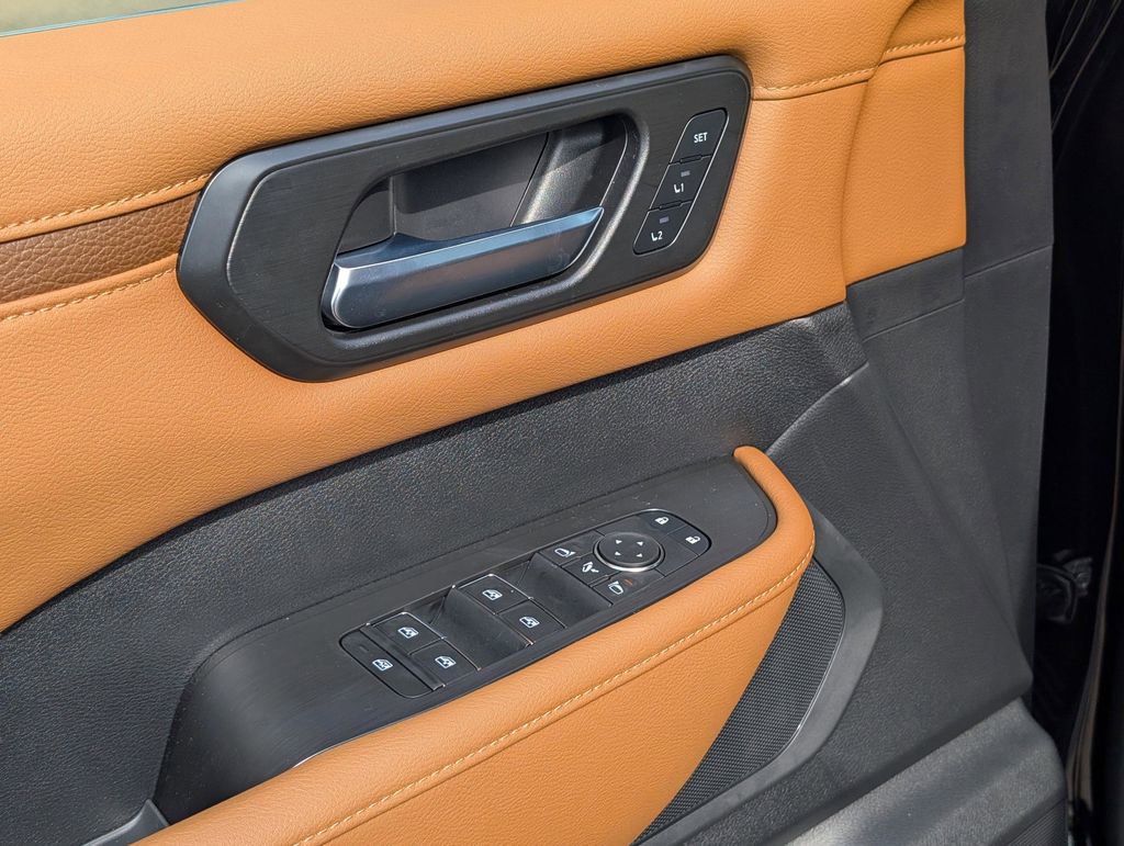 Used 2025 Nissan Armada SL w/ Captain's Chari Seat Package image 18