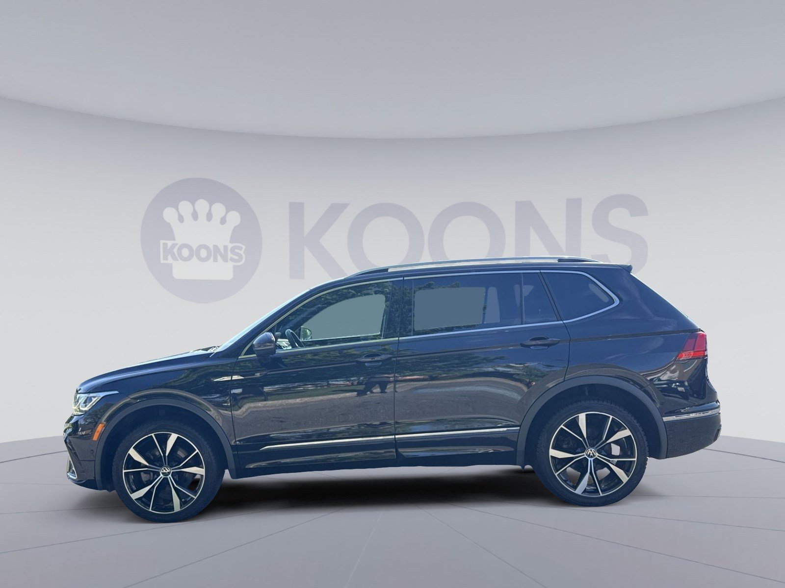 Used 2022 Volkswagen Tiguan SEL R-Line AWD/4WD image 2