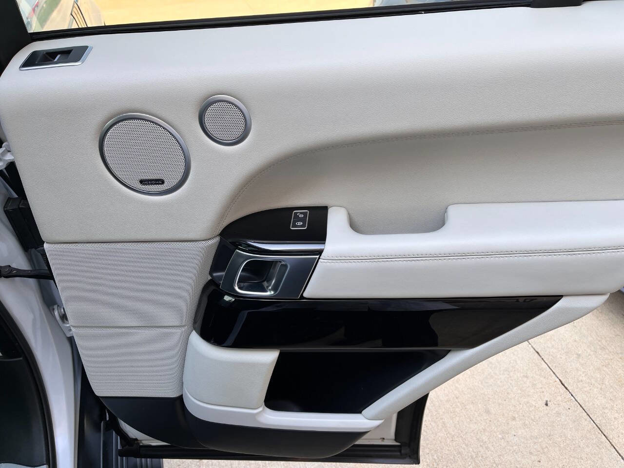 Used 2016 Land Rover Range Rover HSE image 20