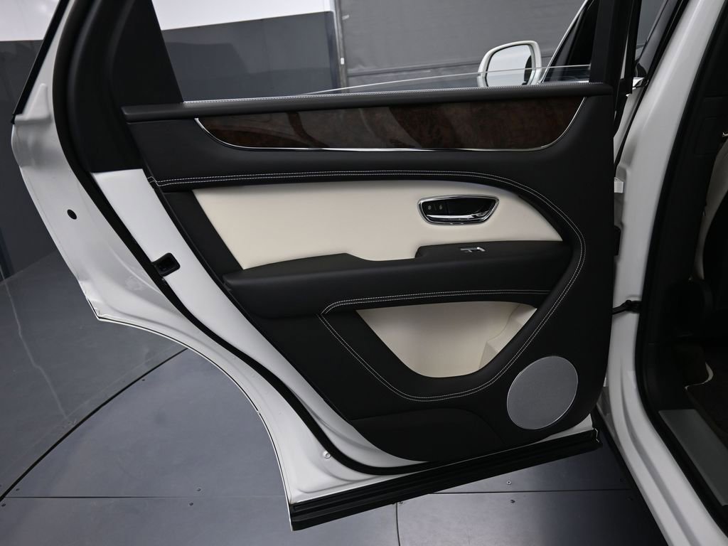 Certified 2023 Bentley Bentayga Plug-In Hybrid AWD/4WD image 23