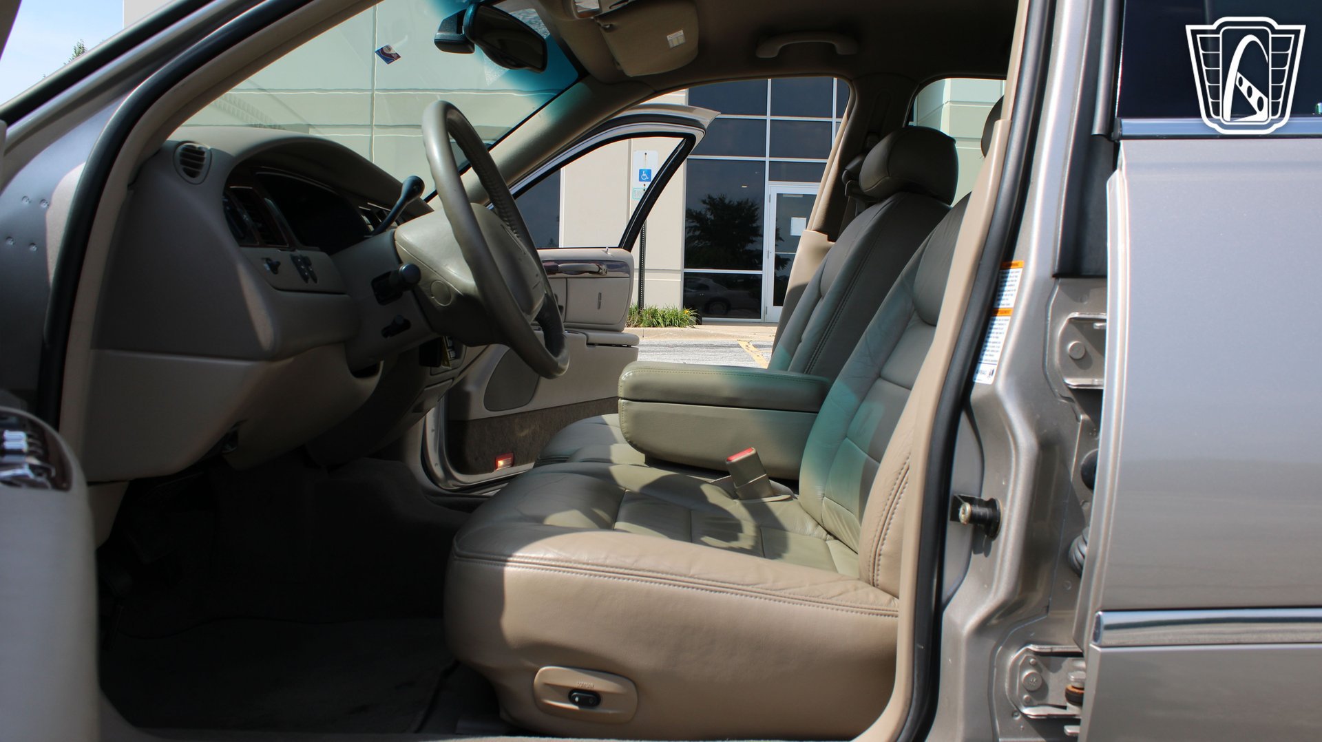 Used 2002 Lincoln Town Car Executive RWD image 10