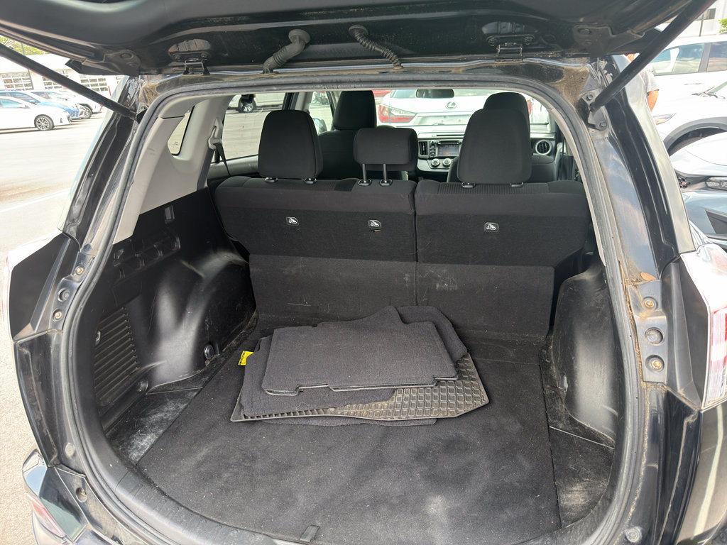 Used 2018 Toyota RAV4 LE FWD image 5