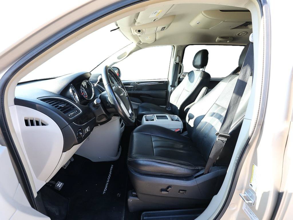 Used 2015 Chrysler Town & Country Touring w/ Driver Convenience Group FWD image 13