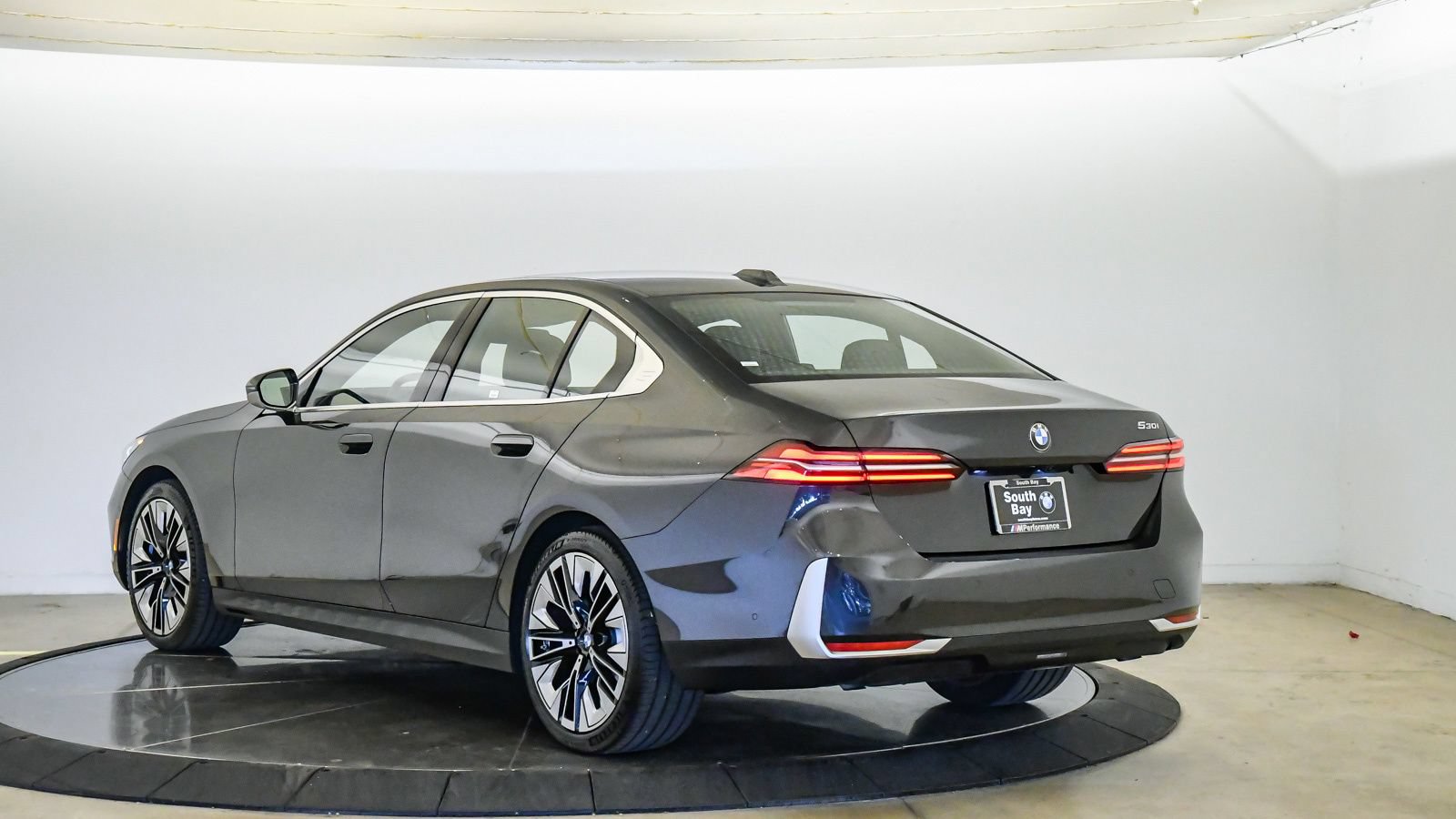 Used 2026 BMW 530i RWD image 2