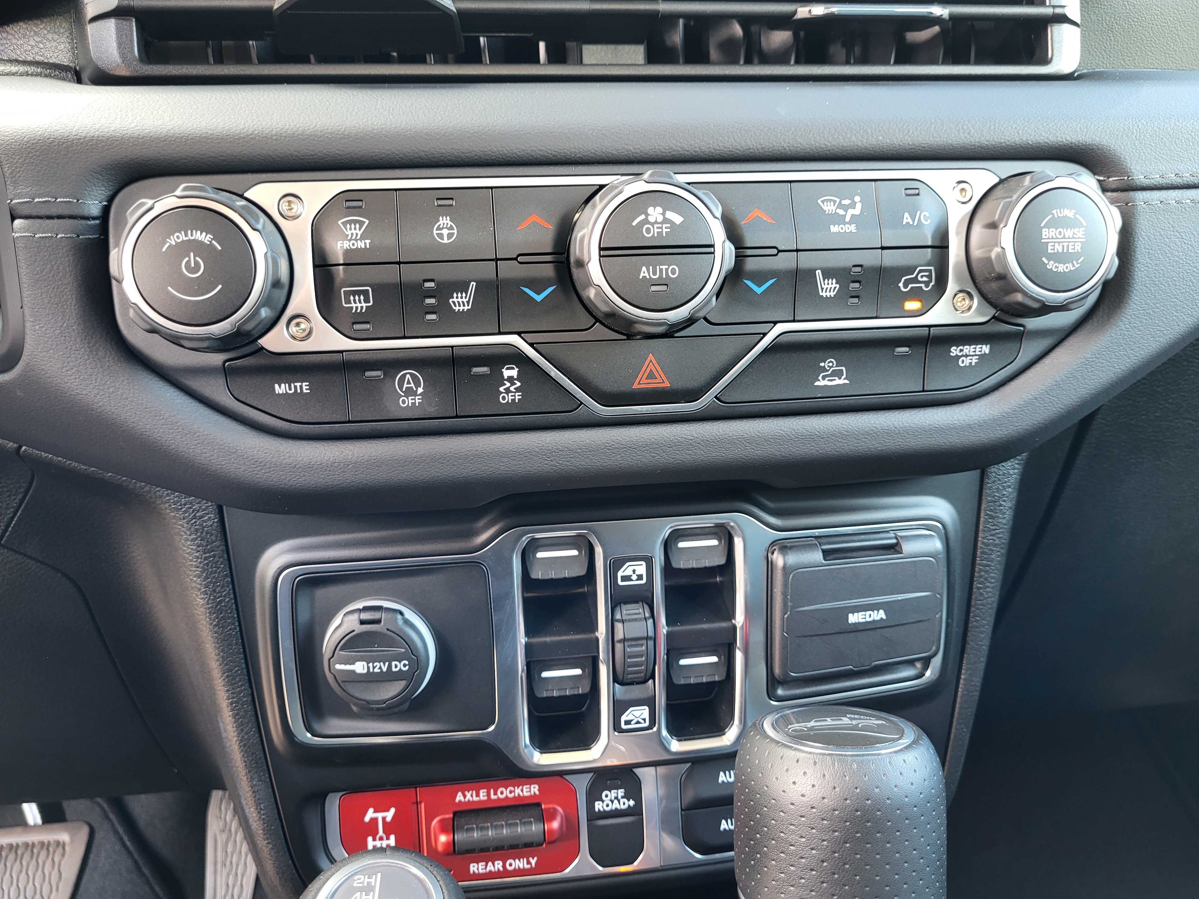 Used 2025 Jeep Gladiator Mojave w/ Convenience Group AWD/4WD image 18