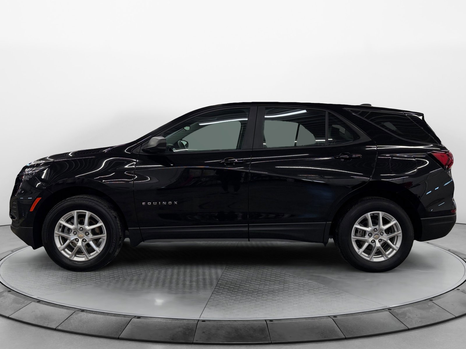 Used 2024 Chevrolet Equinox LS image 3