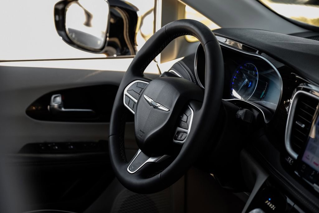 Used 2023 Chrysler Pacifica Limited image 11