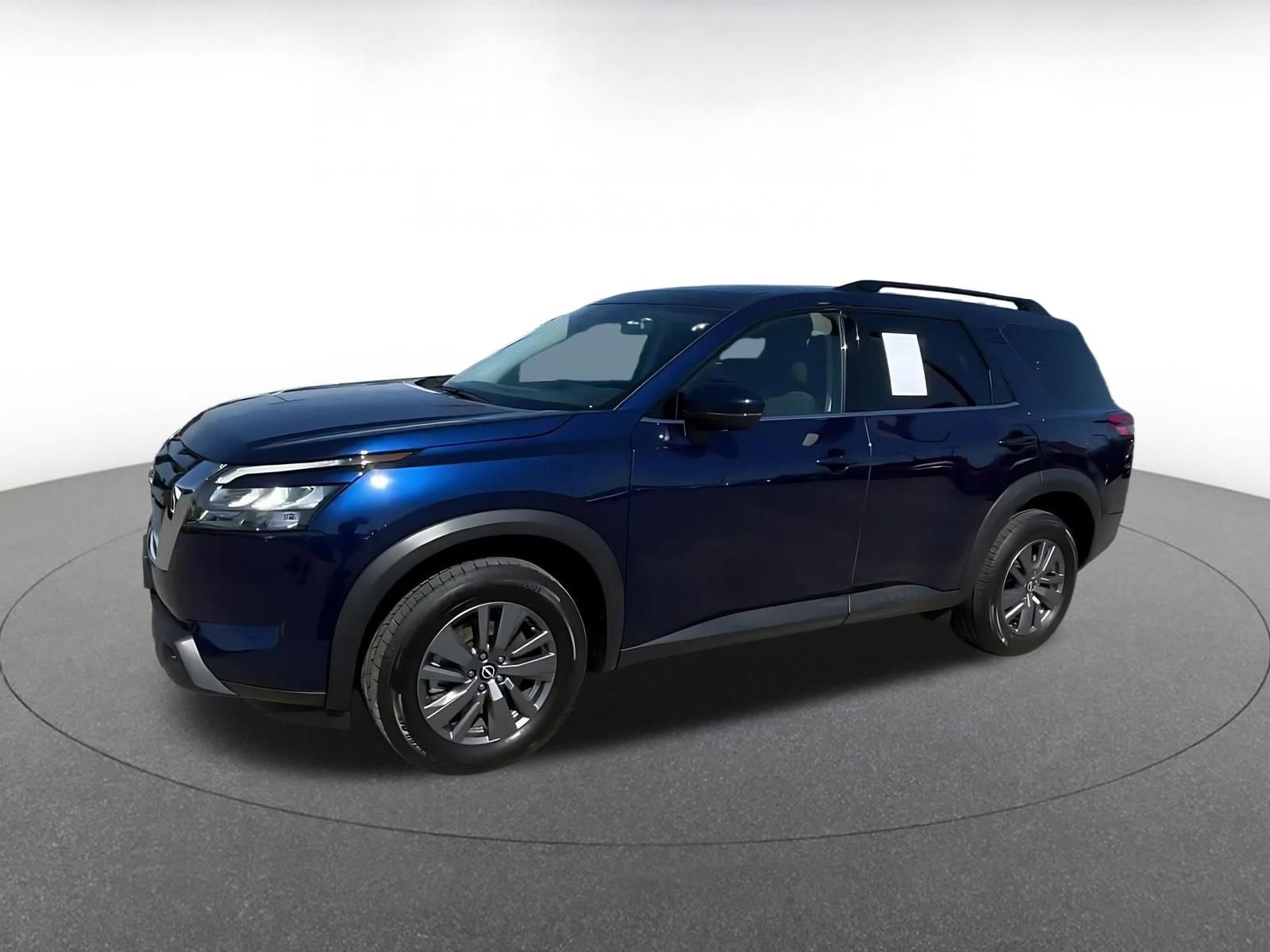 Used 2025 Nissan Pathfinder SV image 8