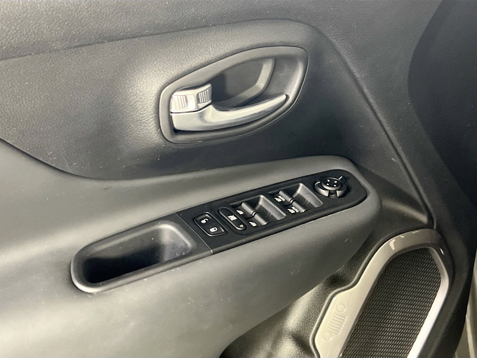 Used 2022 Jeep Renegade Latitude w/ Convenience Group image 18