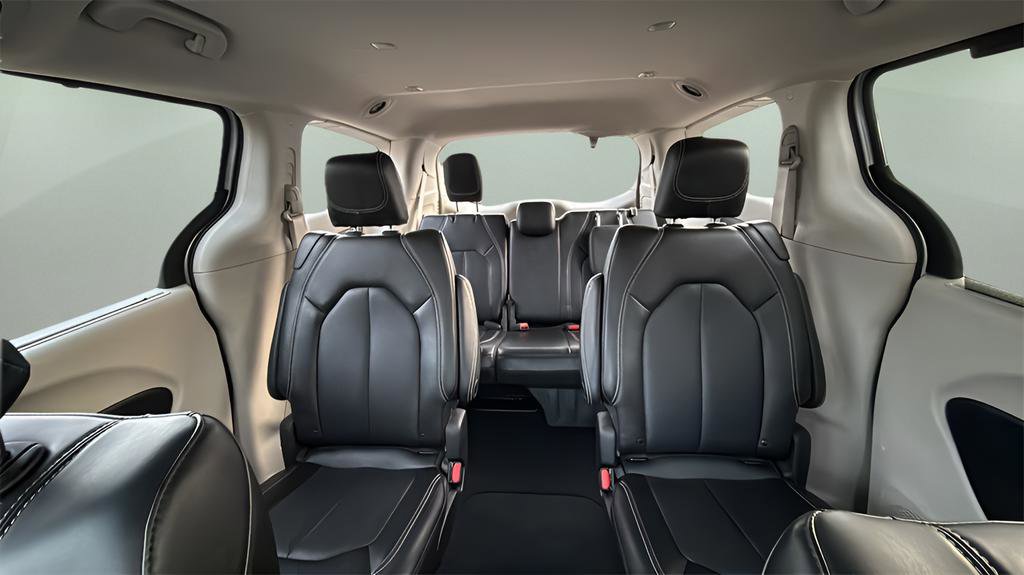 Used 2023 Chrysler Pacifica Touring-L image 11