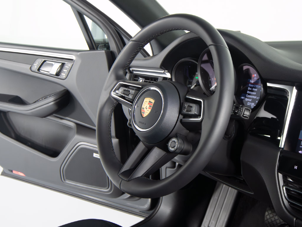 Certified 2026 Porsche Macan AWD/4WD image 36