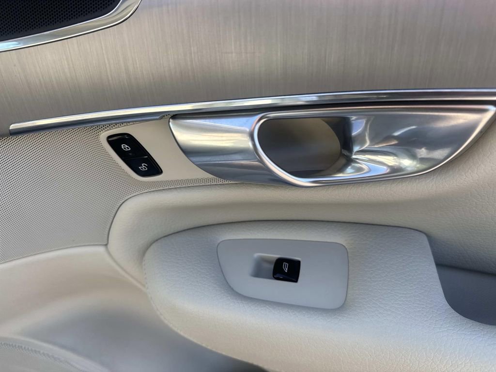 Used 2021 Volvo XC90 T5 Momentum w/ Climate Package image 17