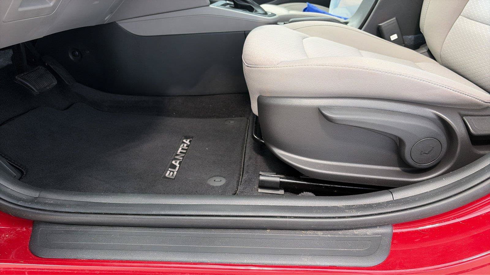 Used 2020 Hyundai Elantra SE FWD image 23