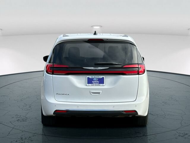 Used 2023 Chrysler Pacifica Touring-L FWD image 5