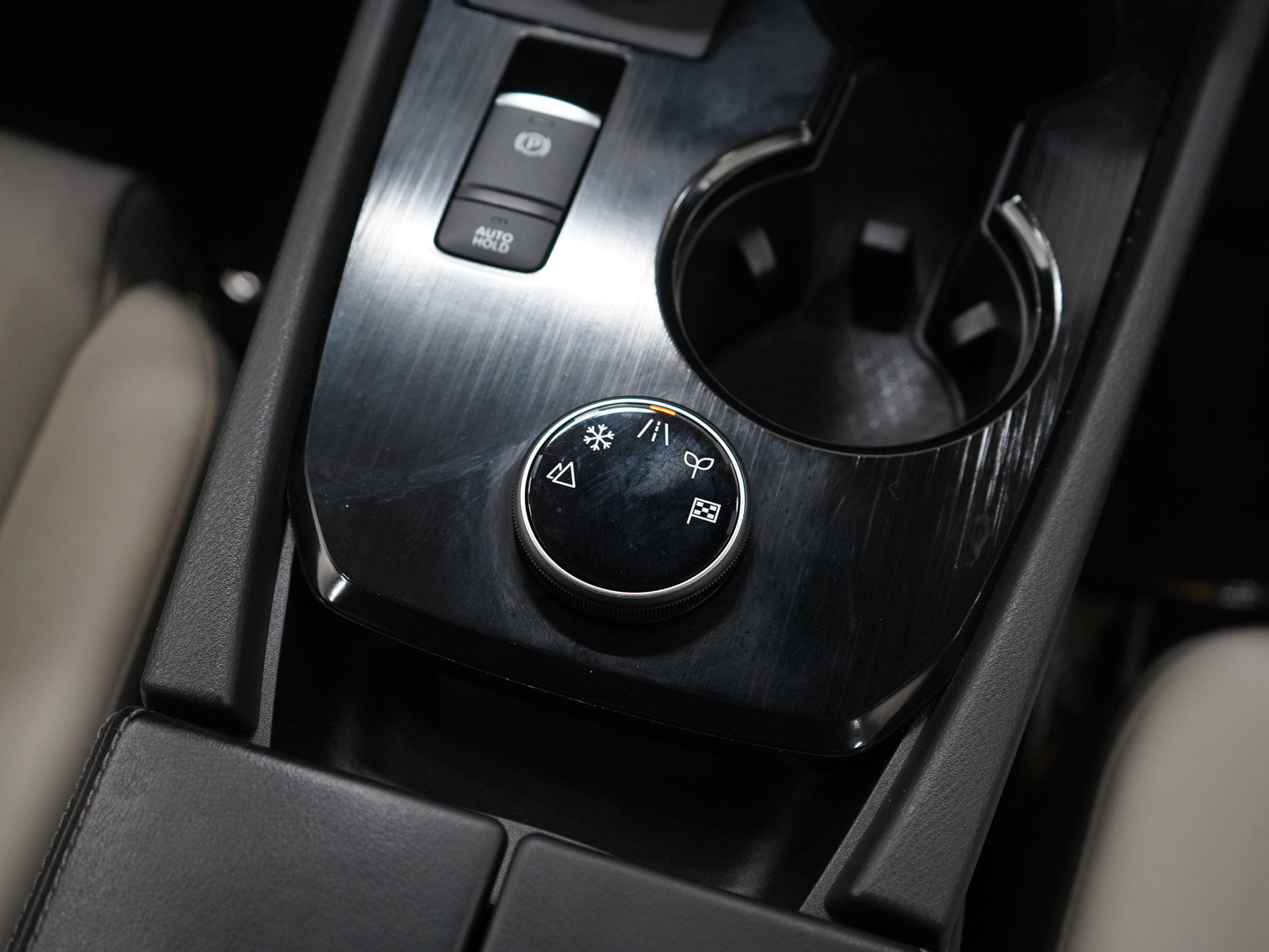 Used 2025 Nissan Rogue SV w/ SV Premium Package image 18