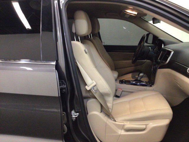 Used 2019 Jeep Grand Cherokee Laredo AWD/4WD image 9