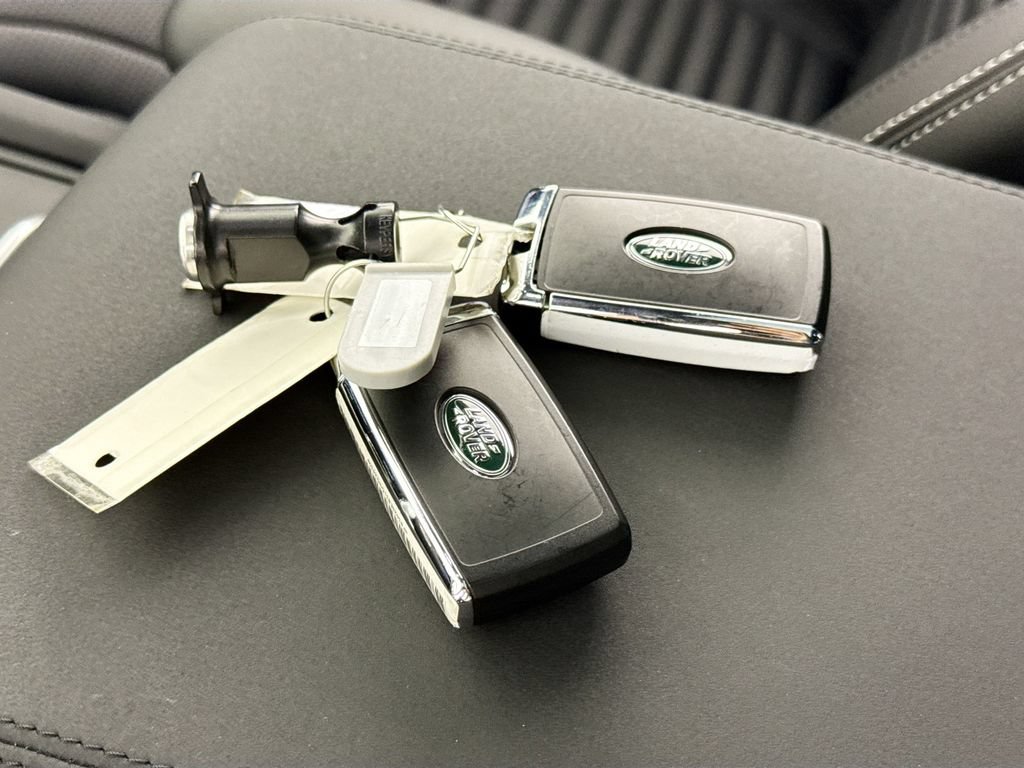 Used 2025 Land Rover Discovery S AWD/4WD image 17