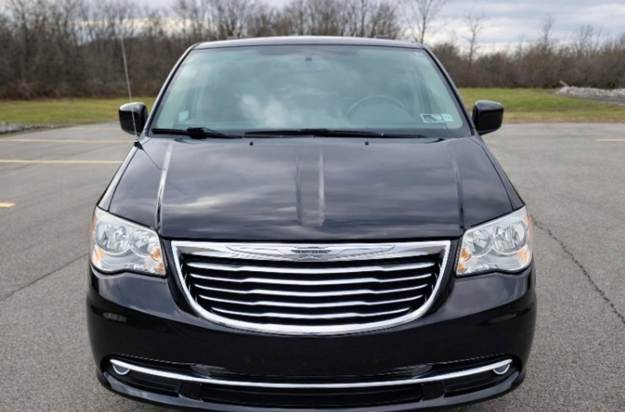 Used 2014 Chrysler Town & Country Touring w/ Trailer Tow Group image 2
