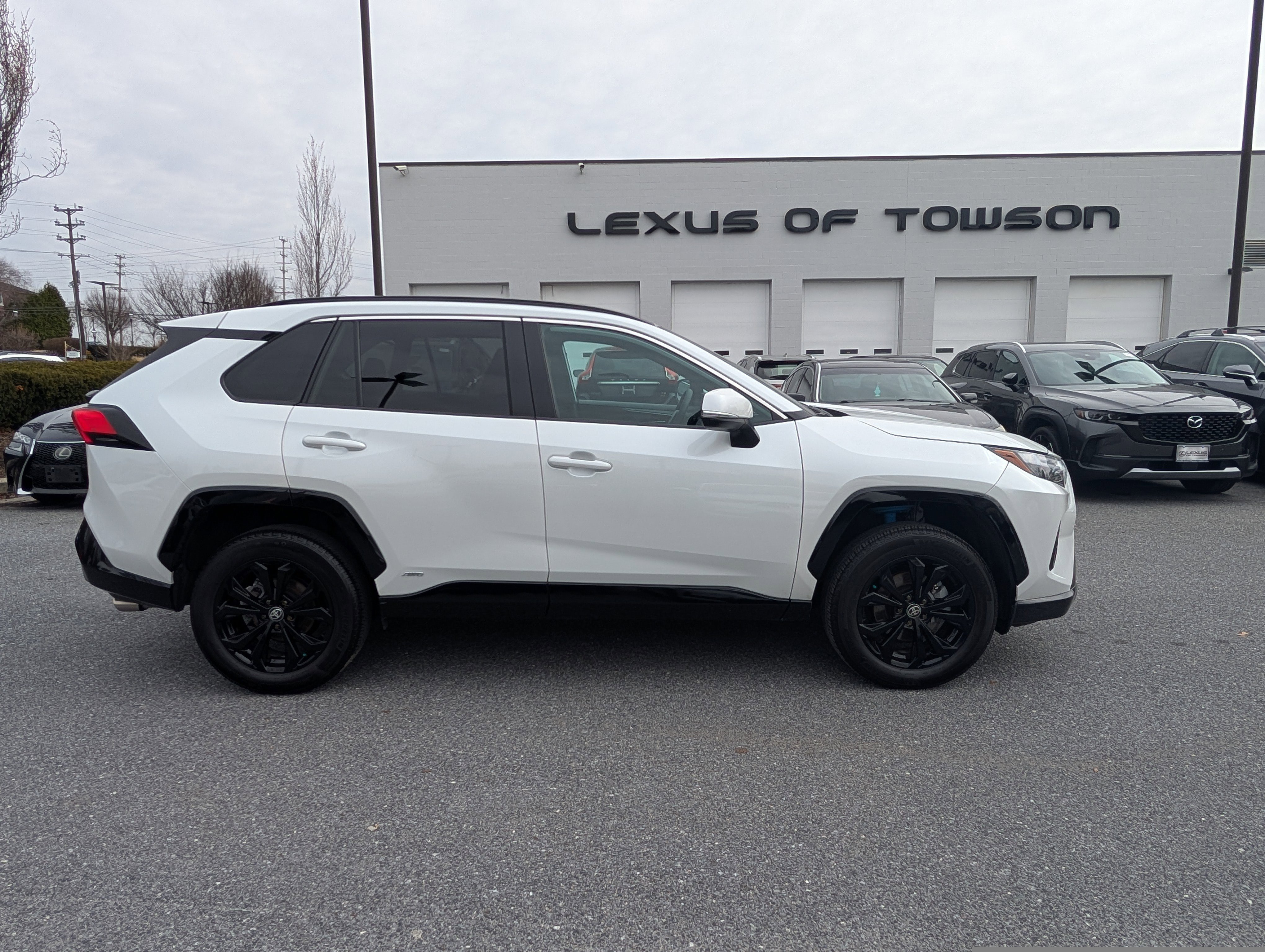 Used 2024 Toyota RAV4 SE w/ Convenience Package image 2